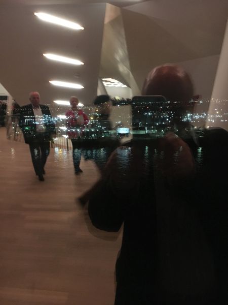 Elbphilharmonie – Blick durch die Panoramafenster auf den Hafen