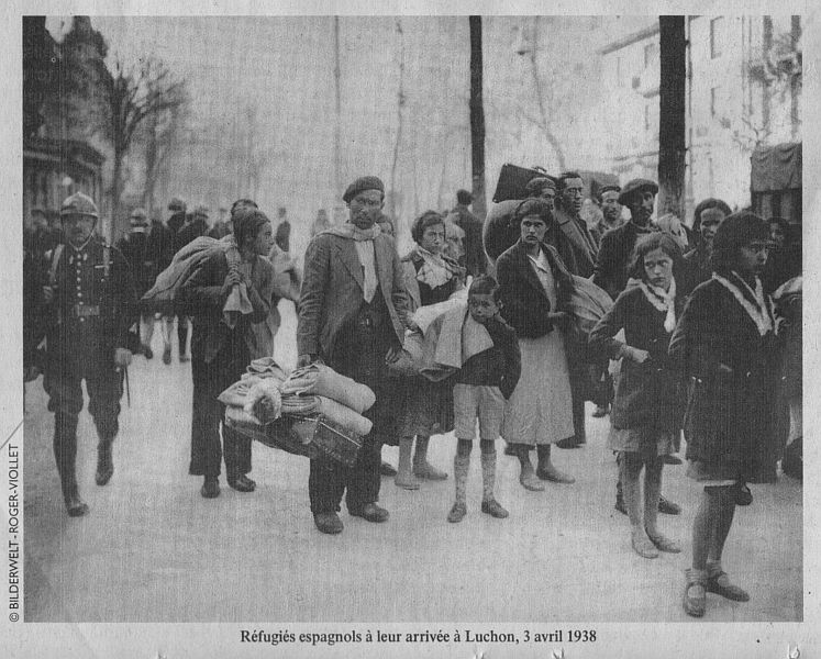 Spanische Flüchtlinge
 bei der Ankunft in Luchon (Pyrenäen) am 3. April 1938