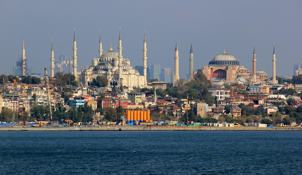 Die Blaue Moschee in Istanbul (links), rechts die Hagia Sophia