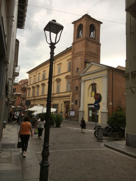 Straße in Asti mit Geschlechterturm