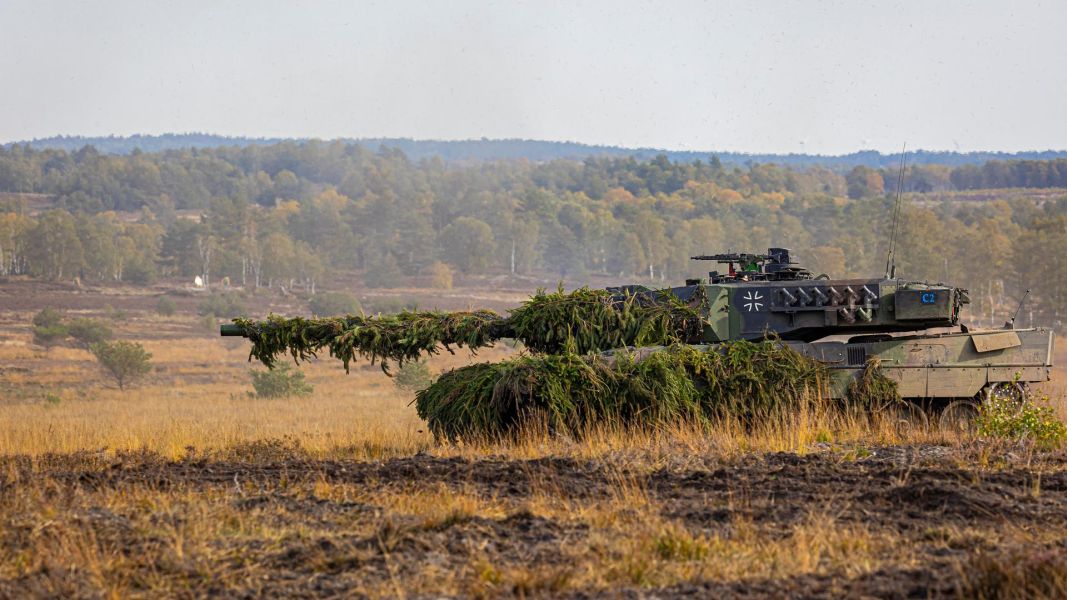 Leopard-2-Panzer (picture alliance/dpa/Moritz Frankenberg)