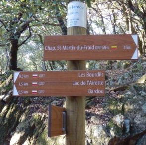 Der Wegweiser am Col de Bardou, 642 m