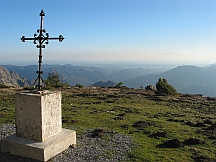 Kreuz an der Kapelle mit Blick zum Mittelmeer