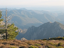 Links unten die Gorge d'Héric, rechts im Mittelgrund der Aussichtsberg Roujas, im Hintergrund die Küste bei Béziers