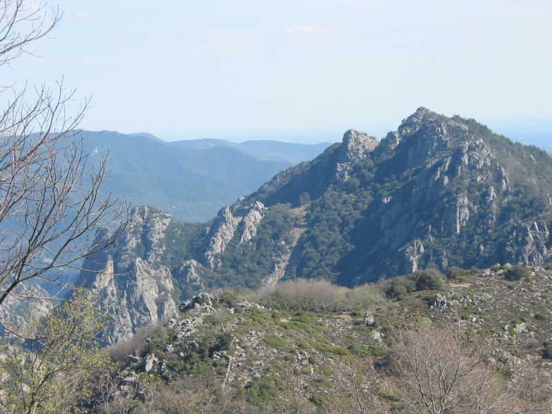Blick vom Kapellenweg auf den Doppelgipfel Roujas und Gleyse (rechte Bildmitte): Der Roujas ist der linke (niedrigere) der beiden Gipfel