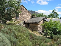 Das obere der beiden Häuser am Berg
